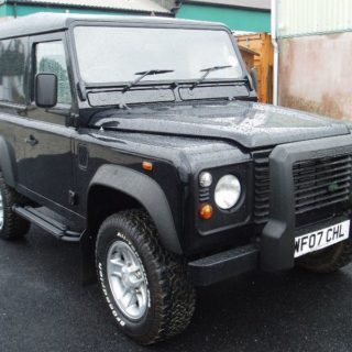 black lr defender